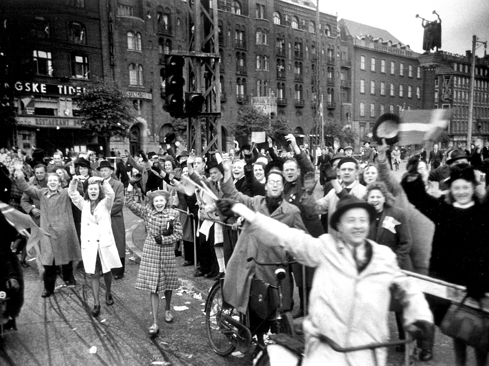 (ARKIV) Anden verdenskrig. Befrielsen 4 maj 1945. Glade danskere på Rådhuspladsen i København. Tyskernes kapitulation i Danmark 5. maj 1945 medførte jubel og brændende mørklægningsgardiner. (Foto: Sven Gjørling/Ritzau Scanpix)