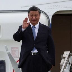 Kinas præsident, Xi Jinping, vinker til de fremmødte ved sin ankomst til San Francisco.