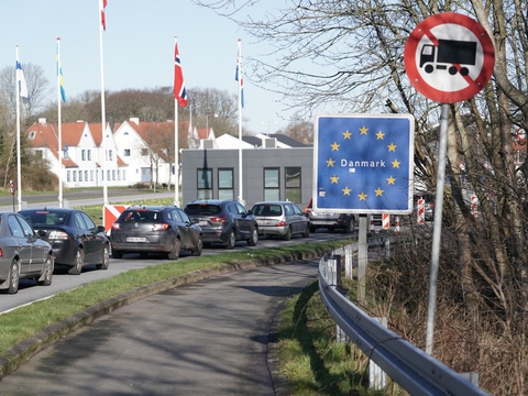 Der er kø ved den danske grænse ved Kruså lørdag den 14. marts op til lukningen af grænsen for udlændinge uden anerkendelseværdigt formål. Ti mindre grænseovergange lukkes med betonklodser.