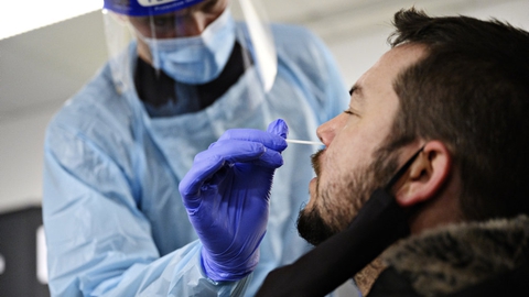Lyntest foretages ved at pode fra slimhinden i næsen - og ikke i halsen, som der sker ved pcr-test. (Arkivfoto)