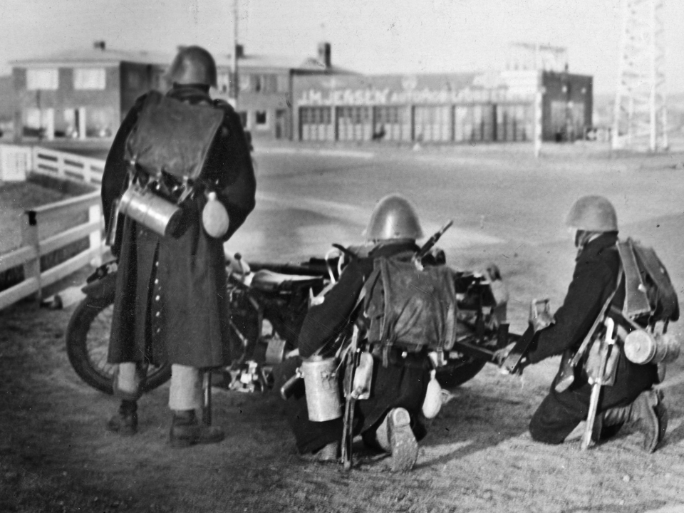 (ARKIV) Tyske tropper rykker frem gennem Aabenraa om morgenen d. 9. april 1940. En dansk maskinkanon-gruppe er klar til at yde modstand mod tyskerne fremrykning. (Foto: Ritzau Scanpix)