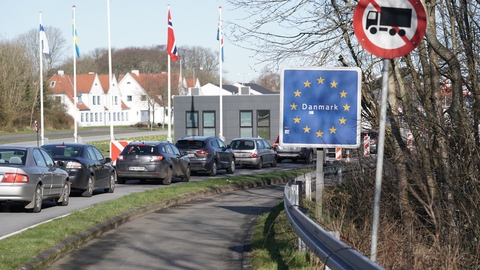 Der er kø ved den danske grænse ved Kruså lørdag den 14. marts op til lukningen af grænsen for udlændinge uden anerkendelseværdigt formål. Ti mindre grænseovergange lukkes med betonklodser.