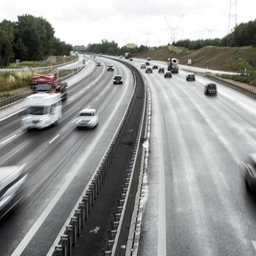 Tidligere på morgen var strækningen lukket helt af, efter at syv biler var involveret i et sammenstød. (Arkivfoto).